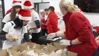 Červený kríž navaril kapustnicu pre ľudí bez domova a pripravili im balíčky