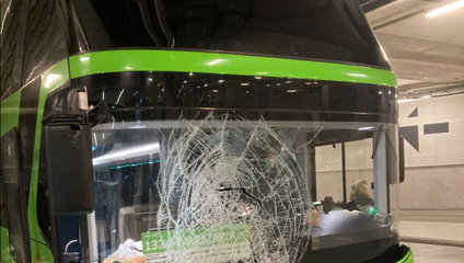 Vodič FlixBusu po zrážke pokračoval v jazde. Cestujúcich šokoval svojou reakciou