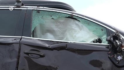 Dodávka narazila do auta s otcom a deťmi. Auto s deťmi sa po náraze prevrátilo