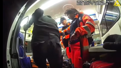 VIDEO: Ležal pri priecestí a nevládal vstať. Policajti zachránili mužovi život