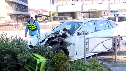 Vodič ukradol auto a vrazil do davu ľudí. Zraneniam podľahol jeden človek