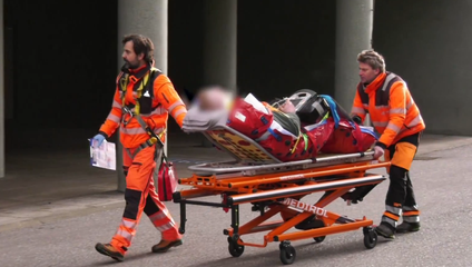 36-ročného pilčíka zasiahol padajúci konár, do akcie letel aj záchranársky vrtuľník