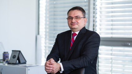 Slovensko starne a pracovná sila mizne. Zdravý a skúsený zamestnanec sa stáva zlatom firiem