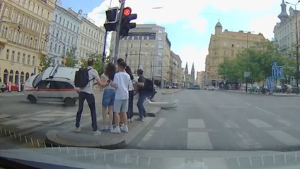 VIDEO z centra Prahy: Nehoda Filipa Turka mohla skončiť tragédiou, auto letelo priamo na chodcov