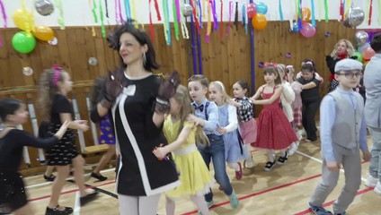 Školáci oživili retro módu na plese, najviac ich šokovala spartakiáda