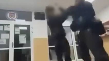Šokujúce video z policajnej stanice v Galante: Policajt dal 15-ročnému chlapcovi niekoľko faciek