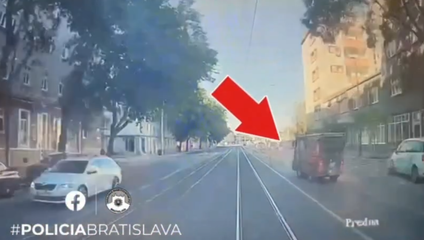 Hrozivé zábery z kamery: Električka v Bratislave zmietla zametacie auto