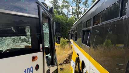 Pri čelnej zrážke dvoch autobusov sa zranilo 47 ľudí