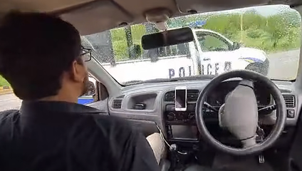 Diaľkové riadené auto po výpadku internetu nabúralo do policajného vozidla