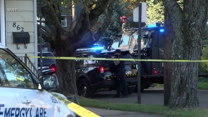 Pri tragickej streľbe zomrelo 9 ľudí vrátane dvoch detí. Útočník sa zabarikádoval v dome