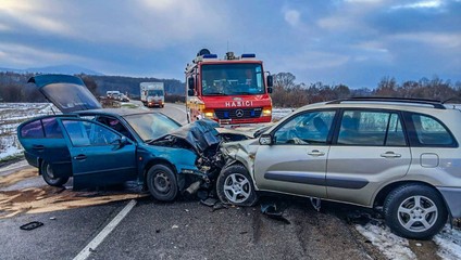 Pri Košiciach došlo k zrážke dvoch áut. Sedem ľudí utrpelo zranenia