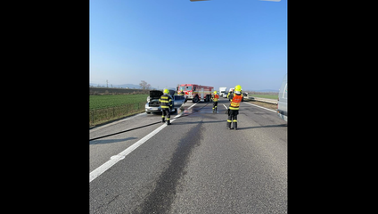 Na diaľnici horelo auto, cesta je prejazdná iba v jednom pruhu