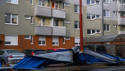 Odtrhnuté strechy a zlomené stromy: Slovensko zasiahla silná búrka, hrozia povodne