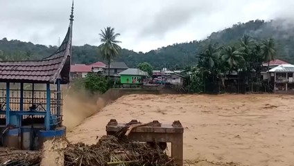 Na indonézskom ostrove si záplavy a zosuvy pôdy vyžiadali najmenej 90 obetí
