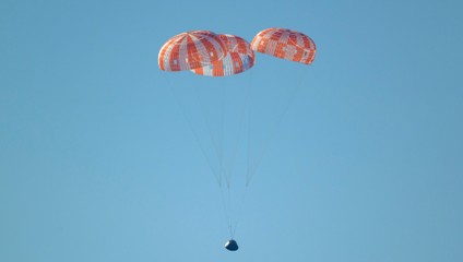 FOTO A VIDEO: Posádka Artemis 2 prežila historický let a vrátila sa na Zem