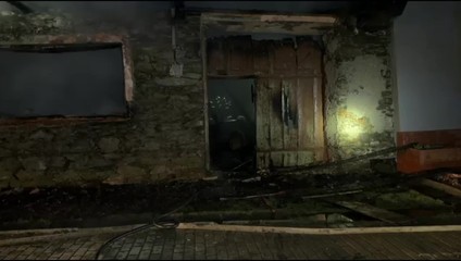 Nočný požiar zničil dom, dvaja muži unikli len o vlások