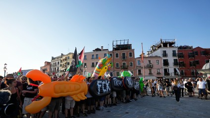Amerického veľvyslanca privítali v Benátkach protesty. Jeho jachtu musela strážiť polícia