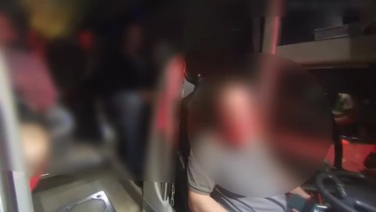 VIDEO: Cestujúcich zachraňovala polícia. Opitý vodič autobusu odmietal zastaviť