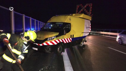 Cestná hliadka pomáhala vodičovi, do ich auta narazilo ďalšie vozidlo