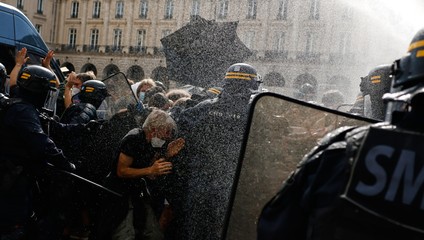Francúzske protesty prerástli do násilia. Horia barikády aj školy, 15-ročný chlapec prišiel o ruku
