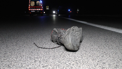 Chodca (†37) zrazilo auto pri Brekove. Podľa svedkov nemal reflexné prvky