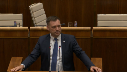 SNS podporila opozíciu, poslanci rokujú o odvolaní Tarabu. „Historický moment,“ reaguje