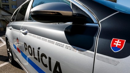 Dieťa v Rožňave spadlo do kanalizačnej šachty. Zachránili ho policajti