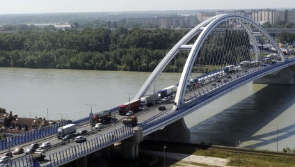 Premávka na moste Apollo v Bratislave v smere do Petržalky je uzavretá