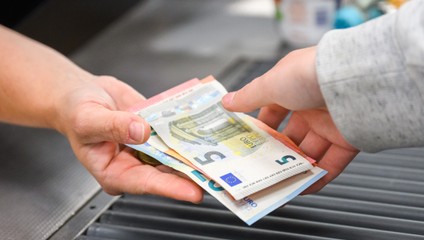 Koniec rozdielnym platom za rovnakú prácu? Začali platiť nové pravidlá