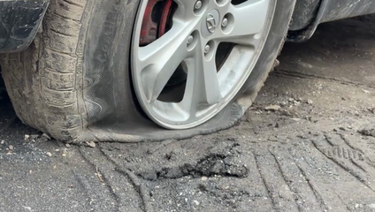 Nočný útok na autá: Páchateľ poškodil pneumatiky na viac ako 30 vozidlách