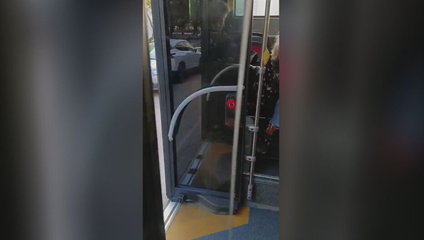 Školák zachytil nebezpečnú jazdu MHD. Autobus jazdil s otvorenými dverami