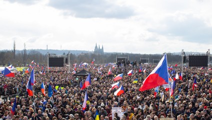 Desaťtisíce ľudí v Prahe protestujú proti krokom Babišovej vlády