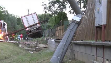 Nákladné vozidlo zišlo z cesty a zdemolovalo ploty aj betónové stĺpy. Vodič skončil v nemocnici