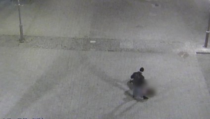 Agresor kopal do dverí obchodného domu. Na mieste nevyčíňal prvýkrát