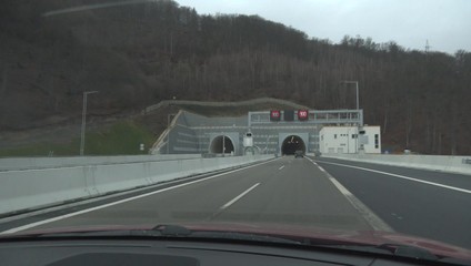 Hasiči zasahovali v tuneli Višňové. Zrazilo sa tam osobné auto s dodávkou