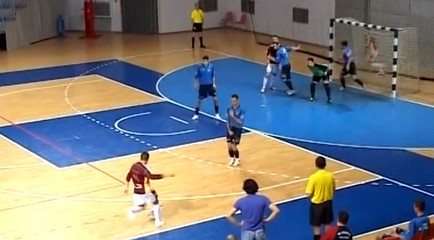 Futsalová extravagancia! Niekto by si zlomil nohu, ale on to dal na pána!