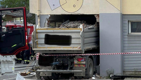 Štrkom naložený kamión vrazil do kaderníctva. Majiteľka zahynula na mieste