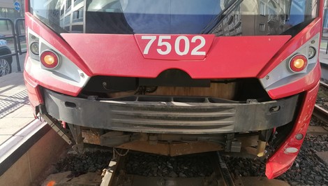 Električka zrazila v hlavnom meste chodca. Premávku pozastavili