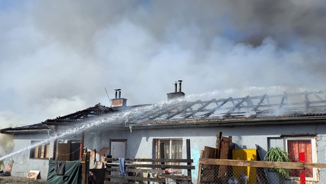 Mimoriadna situácia v Lučenci: Požiar pripravil o strechu nad hlavou viac ako 40 ľudí