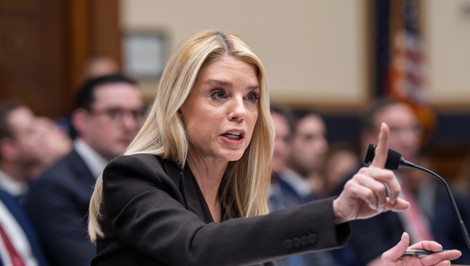 Trump odvolal z funkcie ministerku spravodlivosti Pam Bondiovú