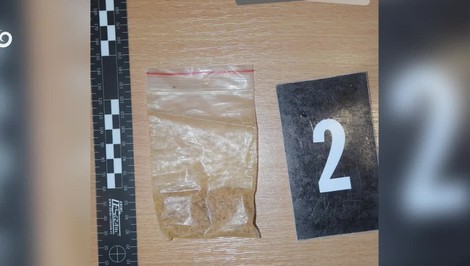 Policajná kontrola odhalila drogy, spolujazdca v pátraní aj vodiča so zákazom šoférovať