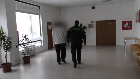 Nepoučil sa. Muž, ktorý napadol policajta, putuje za mreže