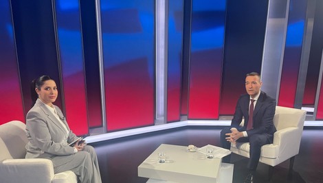 Tomáš Drucker sa na adresu Jána Ferenčáka vyjadril, že pri hlasovania sa niekedy správa ako opozičný politik