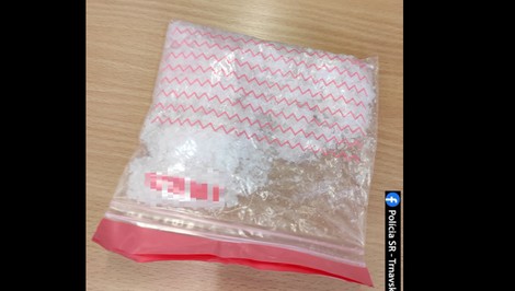 Policajti prekvapili dílera. V aute mal metamfetamín, z ktorého by bolo možné vyrobiť 1 000 dávok drogy