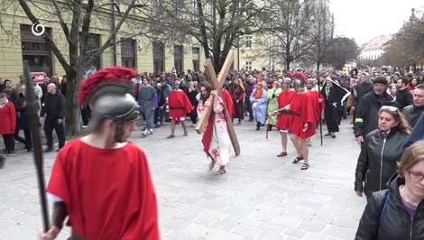 Prešov sa na chvíľu vrátil o dvetisíc rokov späť: Hlavnou ulicou prešla živá krížová cesta