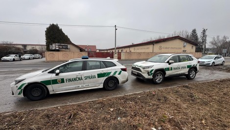 Rozruch v Šamoríne. Finančná správa zasahuje vo firme s alkoholom