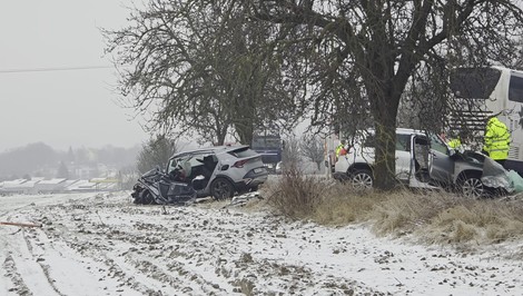 Hrozivá ranná zrážka na Záhorí: Autobus sa zrazil s dvomi vozidlami