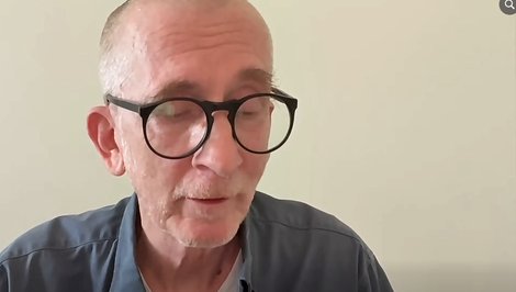 Rakúsky kabaretista čelí vážnym obvineniam zo zneužívania. Matka obete ho dokonca vydierala