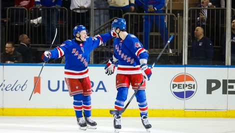 SÝKORA s prvou asistenciou v NHL, skóroval Čech CHMELÁŘ