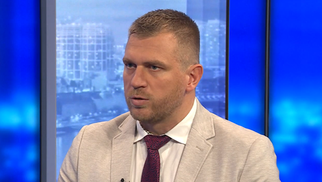 Spor o nomináciu Kuffu pokračuje: SNS na svojom kandidátovi trvá, opozícia žiada jeho odvolanie